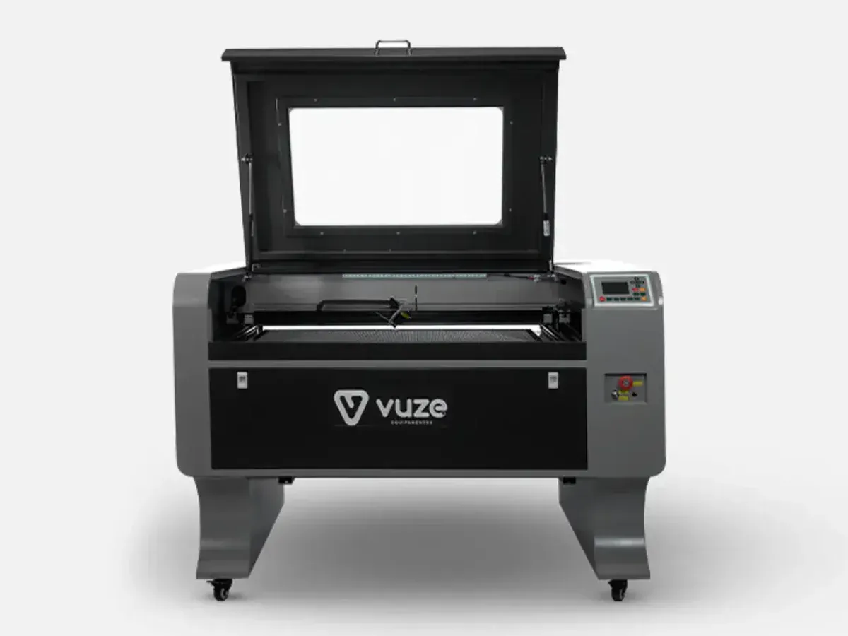CNC Laser Vuze 10060 com a tampa aberta mostrando a mesa de corte