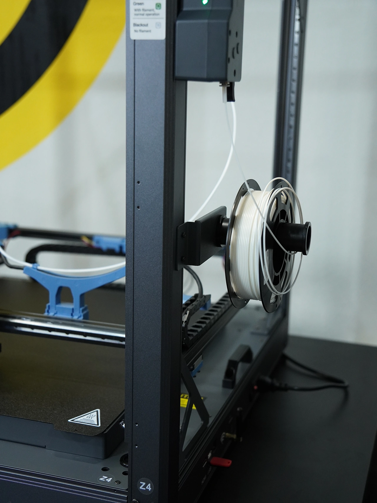 Impressora 3D Vuze 5050 — lateral com suporte para carretel de filamento